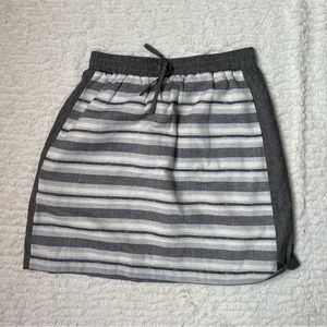 Skies are blue woman’s gray/white skirt S
